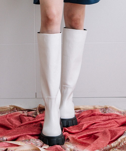 AULA AILA（アウラアイラ）の「トラックソールロングブーツ（ブーツ・レディース・ブラック/グレー/オフホワイト・36.5/37.5/35.5）」の2枚目の写真