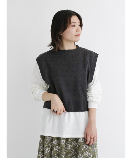 Samansa Mos2 blue（サマンサモスモスブルー）の「ショートニットベスト（ニット/セーター・レディース・カーキ/チャコール/キナリ・ﾌﾘ-）」の3枚目の写真
