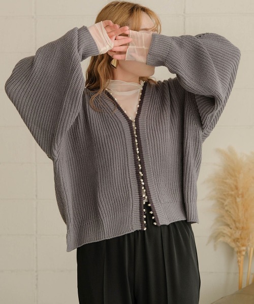 Bab（バブ）の「バイカラーパールカーディガントップス（カーディガン/ボレロ・レディース・チャコールグレー/アイボリー/モカ・FREE）」の5枚目の写真