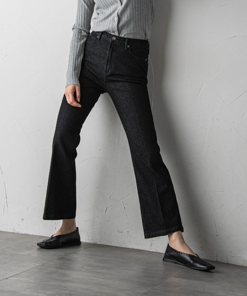 socolla（ソコラ）の「【socolla】センタープレスフレアデニムパンツ（デニムパンツ・レディース・ブラック/ブルー・M/S）」の2枚目の写真