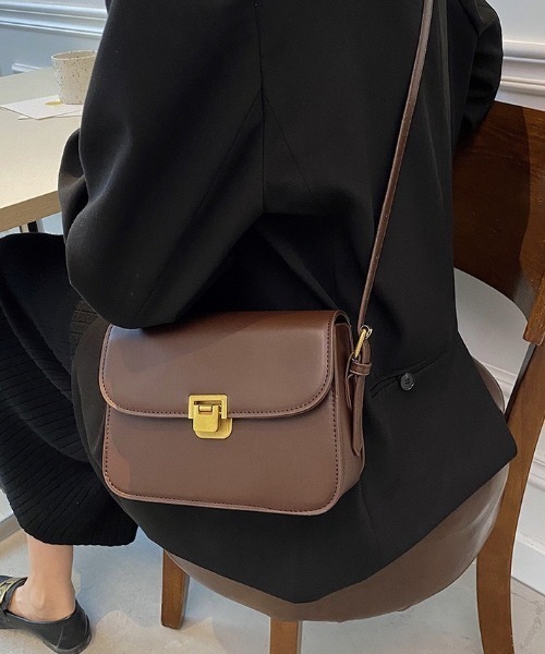 wears(ウェアーズ)の「PUフラップミニショルダーバッグ(ショルダーバッグ・レディース・ブラック/ダークブラウン/アイボリー・FREE)」の7枚目の写真