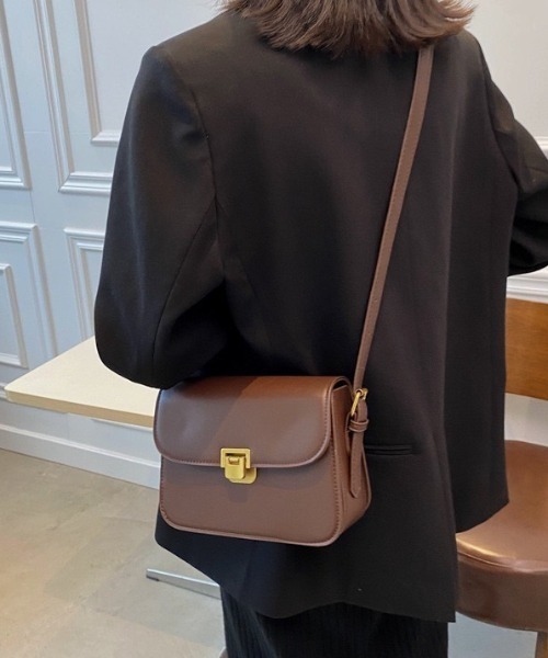 wears(ウェアーズ)の「PUフラップミニショルダーバッグ(ショルダーバッグ・レディース・ブラック/ダークブラウン/アイボリー・FREE)」の8枚目の写真