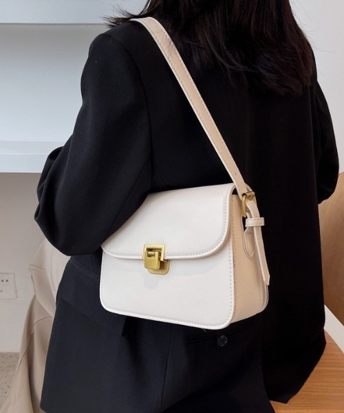 wears(ウェアーズ)の「PUフラップミニショルダーバッグ(ショルダーバッグ・レディース・ブラック/ダークブラウン/アイボリー・FREE)」の12枚目の写真