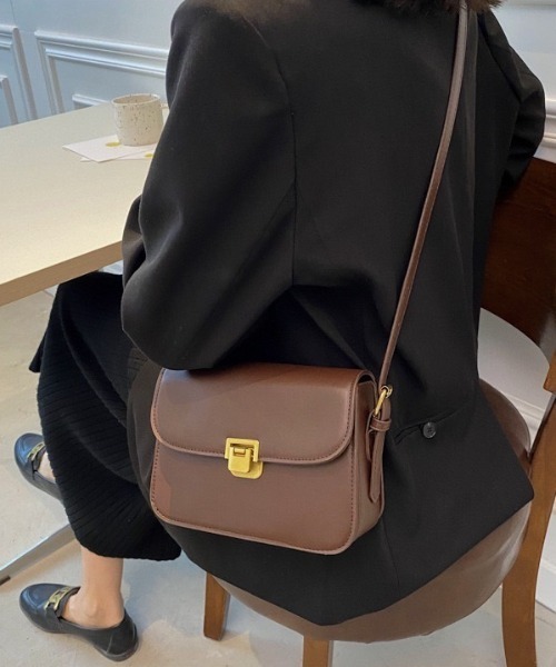 wears(ウェアーズ)の「PUフラップミニショルダーバッグ(ショルダーバッグ・レディース・ブラック/ダークブラウン/アイボリー・FREE)」の17枚目の写真