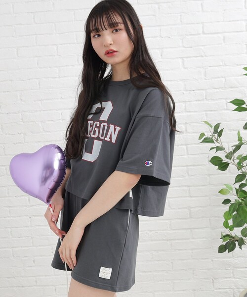 PINK-latte(ピンクラテ)の「◆【Champion/チャンピオン】コラボ 短丈Tシャツ(Tシャツ/カットソー・キッズ・チャコールグレー/ライトグレー・16/14/15 )」の2枚目の写真