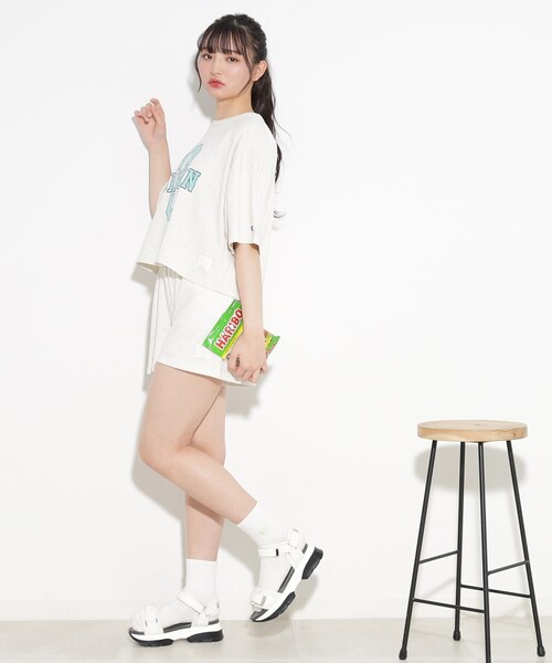 PINK-latte(ピンクラテ)の「◆【Champion/チャンピオン】コラボ 短丈Tシャツ(Tシャツ/カットソー・キッズ・チャコールグレー/ライトグレー・16/14/15 )」の13枚目の写真