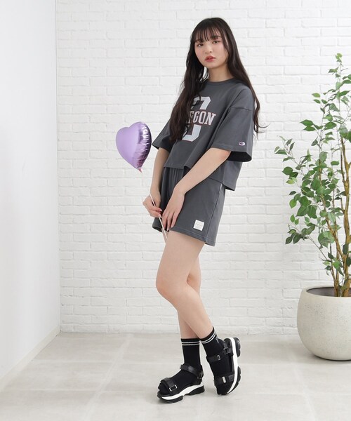PINK-latte(ピンクラテ)の「◆【Champion/チャンピオン】コラボ 短丈Tシャツ(Tシャツ/カットソー・キッズ・チャコールグレー/ライトグレー・16/14/15 )」の19枚目の写真