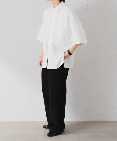 epnok(エプノック)の「サイドスリットベーシックルーズシャツ(シャツ/ブラウス・メンズ・ブラック/チャコールグレー/モカ/オフホワイト/グレイッシュベージュ/グレイッシュブルー・SMALL/X-SMALL/LARGE/MEDIUM)」の11枚目の写真