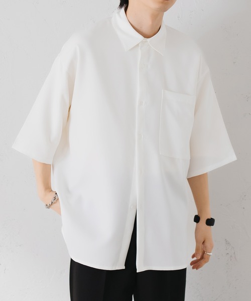 epnok(エプノック)の「サイドスリットベーシックルーズシャツ(シャツ/ブラウス・メンズ・ブラック/チャコールグレー/モカ/オフホワイト/グレイッシュベージュ/グレイッシュブルー・SMALL/X-SMALL/LARGE/MEDIUM)」の8枚目の写真