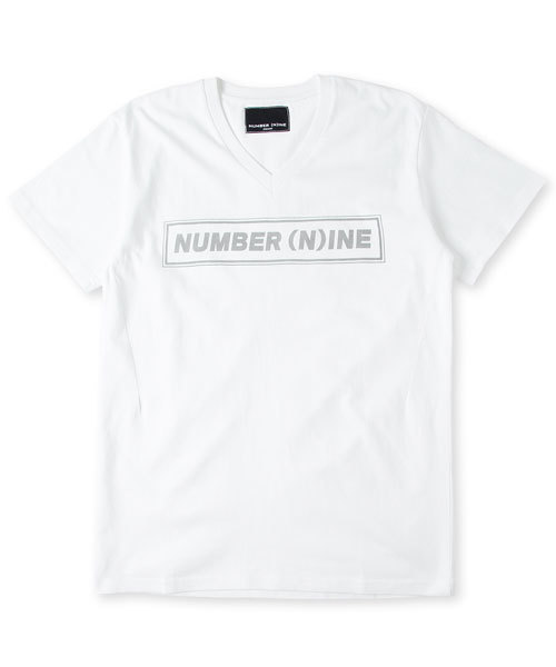NUMBER (N)INE DENIM（ナンバーナインデニム）の「【NUMBER (N)INE DENIM】NUMBER (N)INEロゴVネックTee（Tシャツ/カットソー・メンズ・ホワイト/ブラック・SMALL/LARGE/MEDIUM）」の3枚目の写真