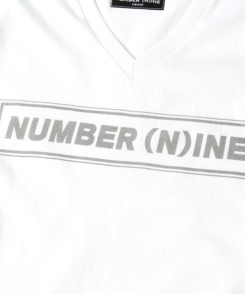 NUMBER (N)INE DENIM（ナンバーナインデニム）の「【NUMBER (N)INE DENIM】NUMBER (N)INEロゴVネックTee（Tシャツ/カットソー・メンズ・ホワイト/ブラック・SMALL/LARGE/MEDIUM）」の7枚目の写真