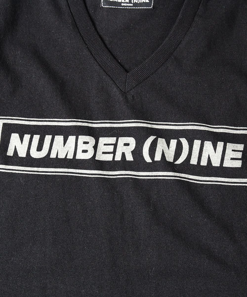 NUMBER (N)INE DENIM（ナンバーナインデニム）の「【NUMBER (N)INE DENIM】NUMBER (N)INEロゴVネックTee（Tシャツ/カットソー・メンズ・ホワイト/ブラック・SMALL/LARGE/MEDIUM）」の11枚目の写真