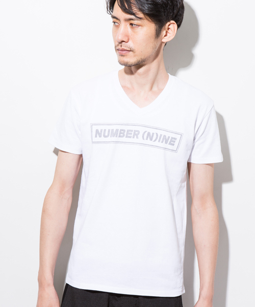 NUMBER (N)INE DENIM（ナンバーナインデニム）の「【NUMBER (N)INE DENIM】NUMBER (N)INEロゴVネックTee（Tシャツ/カットソー・メンズ・ホワイト/ブラック・SMALL/LARGE/MEDIUM）」の21枚目の写真