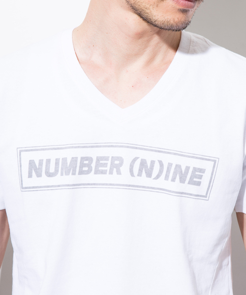 NUMBER (N)INE DENIM（ナンバーナインデニム）の「【NUMBER (N)INE DENIM】NUMBER (N)INEロゴVネックTee（Tシャツ/カットソー・メンズ・ホワイト/ブラック・SMALL/LARGE/MEDIUM）」の22枚目の写真