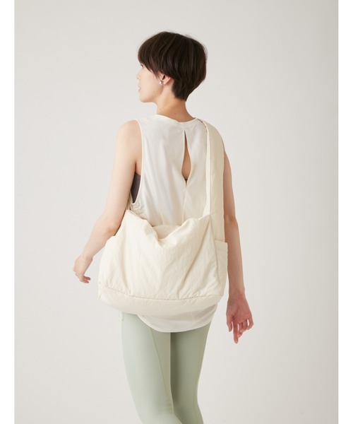 emmi（エミ）の「【emmi yoga】ナイロンワンショルダーBAG（ショルダーバッグ・レディース・パープル/ブラック/アイボリー・FREE）」の6枚目の写真