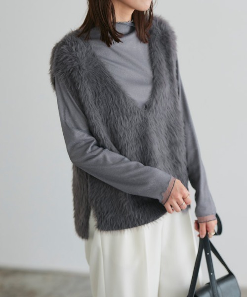 Pierrot（ピエロ）の「シャギーVネックニットベスト（ベスト・レディース・グレー/ブラック/ライトベージュ/チャコール・L/M/S）」の3枚目の写真