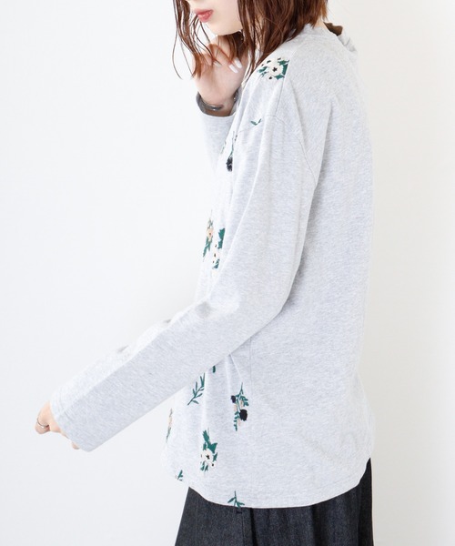 Emago(イマゴ)の「EMAGO 花刺繍プルオーバー(Tシャツ/カットソー・レディース・杢グレー/アイボリー/ブラック/ブラウン・FREE)」の9枚目の写真