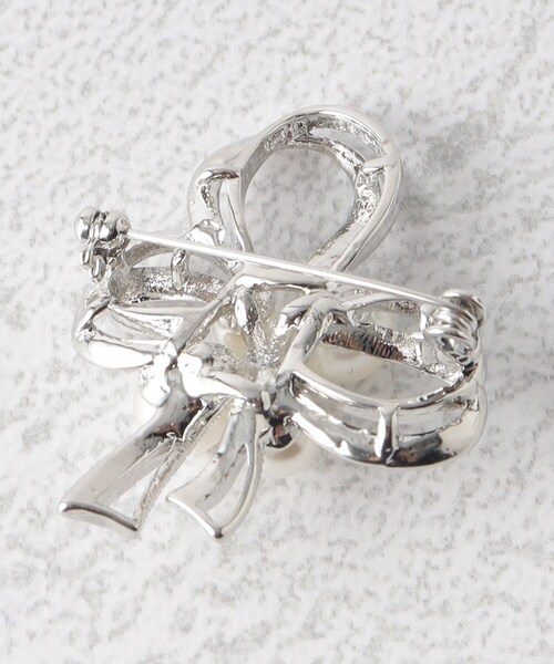 OPAQUE.CLIP（オペークドットクリップ）の「◆リボン型ブローチ/セレモニー対応（ブローチ/コサージュ・レディース・シルバー/ゴールド・00）」の4枚目の写真