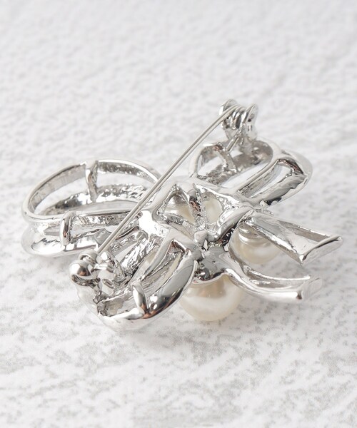 OPAQUE.CLIP（オペークドットクリップ）の「◆リボン型ブローチ/セレモニー対応（ブローチ/コサージュ・レディース・シルバー/ゴールド・00）」の5枚目の写真