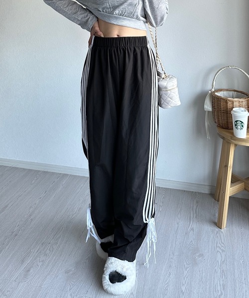 Silly（シリー）の「【韓国っぽトレンドアイテム！】サイドリボントラックパンツ（その他パンツ・レディース・ブラック・LARGE/MEDIUM）」の2枚目の写真