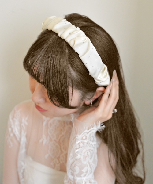 styiro（スタイロ）の「キラキラビジューサテンカチューシャ（カチューシャ・レディース・ベージュ/ホワイト/ブラック/ホワイト系その他/ピンク系その他/ブルー系その他/ブラック系その他・FREE）」の3枚目の写真