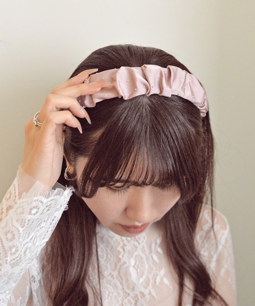 styiro（スタイロ）の「キラキラビジューサテンカチューシャ（カチューシャ・レディース・ベージュ/ホワイト/ブラック/ホワイト系その他/ピンク系その他/ブルー系その他/ブラック系その他・FREE）」の7枚目の写真