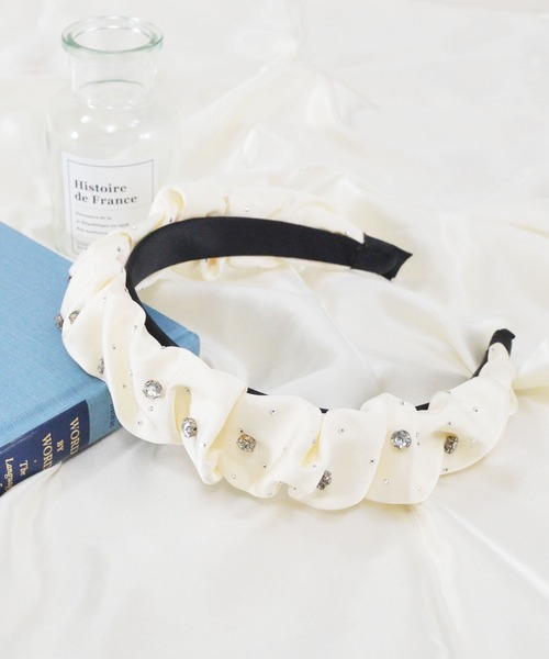 styiro（スタイロ）の「キラキラビジューサテンカチューシャ（カチューシャ・レディース・ベージュ/ホワイト/ブラック/ホワイト系その他/ピンク系その他/ブルー系その他/ブラック系その他・FREE）」の2枚目の写真