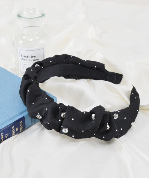 styiro（スタイロ）の「キラキラビジューサテンカチューシャ（カチューシャ・レディース・ベージュ/ホワイト/ブラック/ホワイト系その他/ピンク系その他/ブルー系その他/ブラック系その他・FREE）」の4枚目の写真