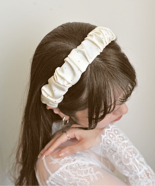 styiro（スタイロ）の「キラキラビジューサテンカチューシャ（カチューシャ・レディース・ベージュ/ホワイト/ブラック/ホワイト系その他/ピンク系その他/ブルー系その他/ブラック系その他・FREE）」の18枚目の写真