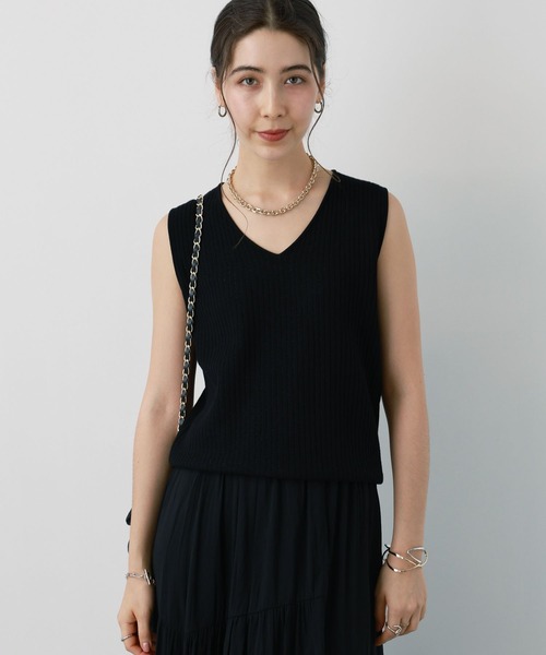 saloon(サルーン)の「SALOON(サルーン)/ Vネックラメノースリニット【手洗い可】(ニット/セーター・レディース・オフホワイト/ブラック/ベージュ・FREE)」の1枚目の写真