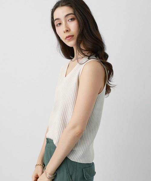 saloon(サルーン)の「SALOON(サルーン)/ Vネックラメノースリニット【手洗い可】(ニット/セーター・レディース・オフホワイト/ブラック/ベージュ・FREE)」の8枚目の写真