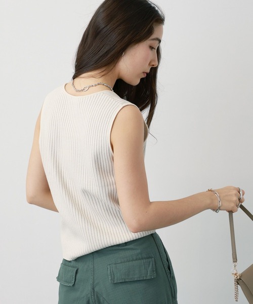 saloon(サルーン)の「SALOON(サルーン)/ Vネックラメノースリニット【手洗い可】(ニット/セーター・レディース・オフホワイト/ブラック/ベージュ・FREE)」の9枚目の写真