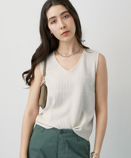 saloon(サルーン)の「SALOON(サルーン)/ Vネックラメノースリニット【手洗い可】(ニット/セーター・レディース・オフホワイト/ブラック/ベージュ・FREE)」の7枚目の写真