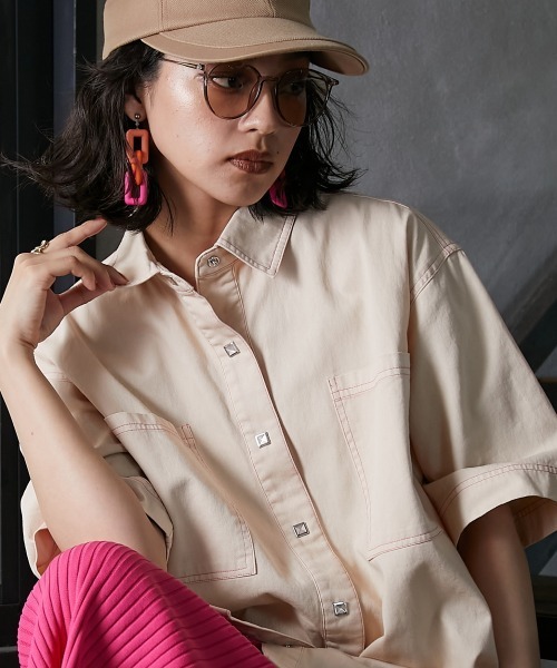 GEVS.(ジェイヴィス)の「<大きいサイズ> 配色ステッチチュニックシャツ GEVS.(シャツ/ブラウス・レディース・ブラック/ベージュ・3L/4L/5L/L/LL)」の1枚目の写真