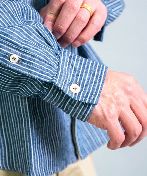 OMNIGOD（オムニゴッド）の「[OMNIGOD mens / オムニゴッド] ALEX MILL×OMNIGOD ストライプインディゴセルヴィッチシャンブレー バンドカラーシャツ（シャツ/ブラウス・メンズ・ブルー系その他・M/S/L）」の10枚目の写真