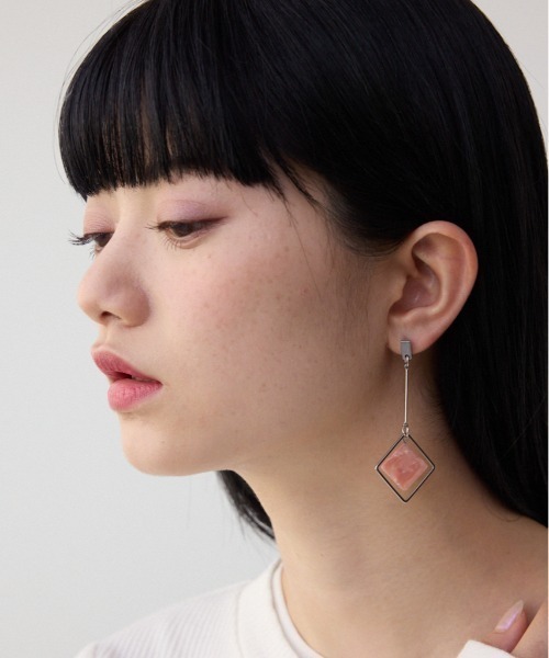 AZUL by moussy（アズールバイマウジー）の「アクリル×メタルアシンメトリーピアス（ピアス（両耳用）・レディース・ブラック/ピンク/ライトグレー/レッド・FREE）」の3枚目の写真