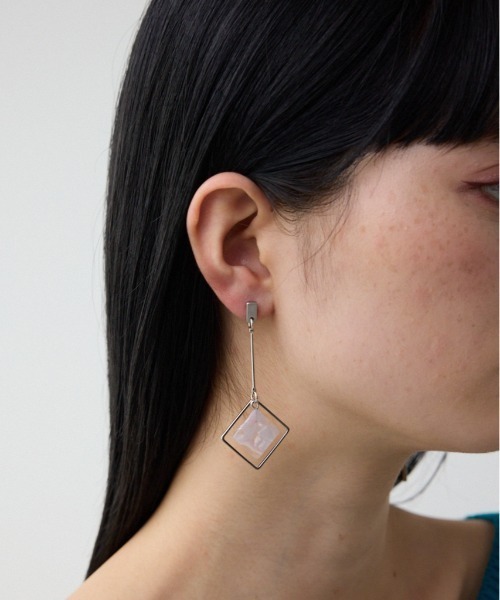 AZUL by moussy（アズールバイマウジー）の「アクリル×メタルアシンメトリーピアス（ピアス（両耳用）・レディース・ブラック/ピンク/ライトグレー/レッド・FREE）」の2枚目の写真
