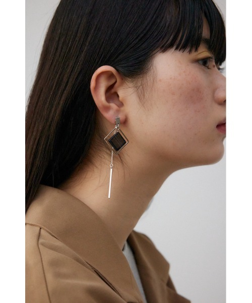 AZUL by moussy（アズールバイマウジー）の「アクリル×メタルアシンメトリーピアス（ピアス（両耳用）・レディース・ブラック/ピンク/ライトグレー/レッド・FREE）」の5枚目の写真