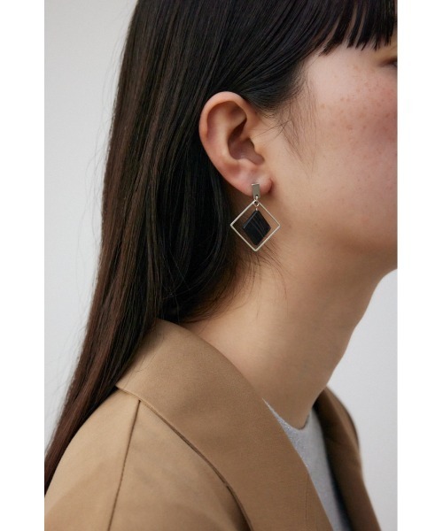 AZUL by moussy（アズールバイマウジー）の「アクリル×メタルアシンメトリーピアス（ピアス（両耳用）・レディース・ブラック/ピンク/ライトグレー/レッド・FREE）」の7枚目の写真