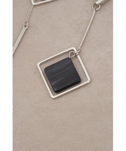 AZUL by moussy（アズールバイマウジー）の「アクリル×メタルアシンメトリーピアス（ピアス（両耳用）・レディース・ブラック/ピンク/ライトグレー/レッド・FREE）」の9枚目の写真