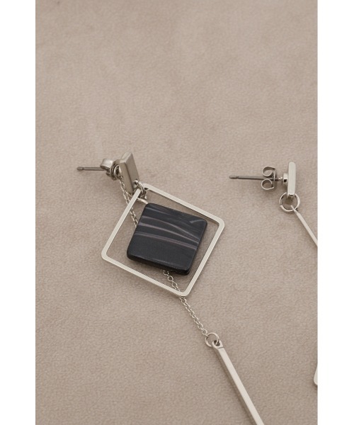 AZUL by moussy（アズールバイマウジー）の「アクリル×メタルアシンメトリーピアス（ピアス（両耳用）・レディース・ブラック/ピンク/ライトグレー/レッド・FREE）」の10枚目の写真