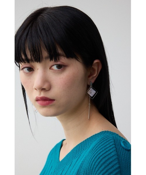 AZUL by moussy（アズールバイマウジー）の「アクリル×メタルアシンメトリーピアス（ピアス（両耳用）・レディース・ブラック/ピンク/ライトグレー/レッド・FREE）」の12枚目の写真