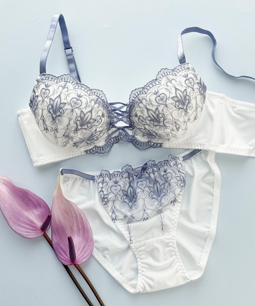 fran de lingerie（フランデランジェリー）の「ブラ＆ショーツセット　Bra&shorts（ブラ&ショーツ・レディース・ホワイト×イエロー/エメラルド/ピンク系その他/ライトブラウン/ブルー/サックスブルー/ホワイト/ホワイト×パープル/ピンク/クリーム/ライトパープル/クリアブラック/ブラック系その他/アイボリー系/グレイッシュブルー/ホワイト×ブラウン/ブラック/ホワイト×ブラック/アイボリー/ピンクベージュ/ベビーピンク/ホワイト系/ブラック系/ブルー系その他/ダークグレー/ミント/ネイビー×ホワイト/ホワイト×ライトグレー/アイボリー系1/ライトグリーン/モスグリーン/パープル系その他/サックスブルー系/ホワイト系その他/ピンク系その他3/ホワイト×グレー/イエロー系その他2/ライトピンク/ブルーグリーン/クリアグリーン/ホワイト系1/ブルー系その他2/イエロー系その他/ライトイエロー/ブラック系2/パープル系その他2/ブラック系4/ブラック系3/イエロー系その他3/ホワイト×ブルー/ラベンダー/ブラック系1/ダークグリーン/スモークピンク/ブルー系その他3/パープル系その他3/パープル系その他4/イエロー系その他4/ピンク系その他4/ホワイト系2/ホワイト系3/ホワイト系4/ホワイト系5/ピンク系/ブラック系6/ブラック系7/ブラック系8/ブラック系9/サックスブルー系1/ライトグリーン系/ライトグリーン系1/グレイッシュベージュ/ブラック×ゴールド/ホワイト系7/パープル系その他5/パープル系その他6/サンドベージュ/ライトグリーン系2/ブラック系その他2/グレー系/ピンク系1/ホワイト系6/ブルー系その他4/イエロー系その他5/ライトオレンジ系/パープル系その他7/ピンク系2/パープル系/ホワイト×ライトピンク/ブラック系その他3/ホワイト×ピンク/クリアブルー/サックスブルー系2/セージグリーン/レモンイエロー/パープル系2/パープル系1/ベージュ/ブルー系/ホワイト系8/ライトイエロー系/ライトイエロー系1/チャコールグレー/ピンク系3/ピンク系4/ブラック系その他4/ピンク系5/ピンク系7/サックスブルー系3/ホワイト系9/ブルーグレー/ブラック×グリーン/グレー系その他/ピンク系6/ピンク系8/シルバー・C75/C70/B75/B70/A70/D65/C65/B65/D75/D70/A75）」の4枚目の写真