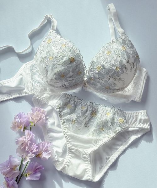 fran de lingerie（フランデランジェリー）の「ブラ＆ショーツセット　Bra&shorts（ブラ&ショーツ・レディース・ホワイト×イエロー/エメラルド/ピンク系その他/ライトブラウン/ブルー/サックスブルー/ホワイト/ホワイト×パープル/ピンク/クリーム/ライトパープル/クリアブラック/ブラック系その他/アイボリー系/グレイッシュブルー/ホワイト×ブラウン/ブラック/ホワイト×ブラック/アイボリー/ピンクベージュ/ベビーピンク/ホワイト系/ブラック系/ブルー系その他/ダークグレー/ミント/ネイビー×ホワイト/ホワイト×ライトグレー/アイボリー系1/ライトグリーン/モスグリーン/パープル系その他/サックスブルー系/ホワイト系その他/ピンク系その他3/ホワイト×グレー/イエロー系その他2/ライトピンク/ブルーグリーン/クリアグリーン/ホワイト系1/ブルー系その他2/イエロー系その他/ライトイエロー/ブラック系2/パープル系その他2/ブラック系4/ブラック系3/イエロー系その他3/ホワイト×ブルー/ラベンダー/ブラック系1/ダークグリーン/スモークピンク/ブルー系その他3/パープル系その他3/パープル系その他4/イエロー系その他4/ピンク系その他4/ホワイト系2/ホワイト系3/ホワイト系4/ホワイト系5/ピンク系/ブラック系6/ブラック系7/ブラック系8/ブラック系9/サックスブルー系1/ライトグリーン系/ライトグリーン系1/グレイッシュベージュ/ブラック×ゴールド/ホワイト系7/パープル系その他5/パープル系その他6/サンドベージュ/ライトグリーン系2/ブラック系その他2/グレー系/ピンク系1/ホワイト系6/ブルー系その他4/イエロー系その他5/ライトオレンジ系/パープル系その他7/ピンク系2/パープル系/ホワイト×ライトピンク/ブラック系その他3/ホワイト×ピンク/クリアブルー/サックスブルー系2/セージグリーン/レモンイエロー/パープル系2/パープル系1/ベージュ/ブルー系/ホワイト系8/ライトイエロー系/ライトイエロー系1/チャコールグレー/ピンク系3/ピンク系4/ブラック系その他4/ピンク系5/ピンク系7/サックスブルー系3/ホワイト系9/ブルーグレー/ブラック×グリーン/グレー系その他/ピンク系6/ピンク系8/シルバー・C75/C70/B75/B70/A70/D65/C65/B65/D75/D70/A75）」の2枚目の写真