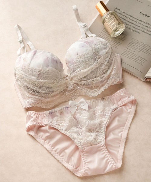 fran de lingerie（フランデランジェリー）の「ブラ＆ショーツセット　Bra&shorts（ブラ&ショーツ・レディース・ホワイト×イエロー/エメラルド/ピンク系その他/ライトブラウン/ブルー/サックスブルー/ホワイト/ホワイト×パープル/ピンク/クリーム/ライトパープル/クリアブラック/ブラック系その他/アイボリー系/グレイッシュブルー/ホワイト×ブラウン/ブラック/ホワイト×ブラック/アイボリー/ピンクベージュ/ベビーピンク/ホワイト系/ブラック系/ブルー系その他/ダークグレー/ミント/ネイビー×ホワイト/ホワイト×ライトグレー/アイボリー系1/ライトグリーン/モスグリーン/パープル系その他/サックスブルー系/ホワイト系その他/ピンク系その他3/ホワイト×グレー/イエロー系その他2/ライトピンク/ブルーグリーン/クリアグリーン/ホワイト系1/ブルー系その他2/イエロー系その他/ライトイエロー/ブラック系2/パープル系その他2/ブラック系4/ブラック系3/イエロー系その他3/ホワイト×ブルー/ラベンダー/ブラック系1/ダークグリーン/スモークピンク/ブルー系その他3/パープル系その他3/パープル系その他4/イエロー系その他4/ピンク系その他4/ホワイト系2/ホワイト系3/ホワイト系4/ホワイト系5/ピンク系/ブラック系6/ブラック系7/ブラック系8/ブラック系9/サックスブルー系1/ライトグリーン系/ライトグリーン系1/グレイッシュベージュ/ブラック×ゴールド/ホワイト系7/パープル系その他5/パープル系その他6/サンドベージュ/ライトグリーン系2/ブラック系その他2/グレー系/ピンク系1/ホワイト系6/ブルー系その他4/イエロー系その他5/ライトオレンジ系/パープル系その他7/ピンク系2/パープル系/ホワイト×ライトピンク/ブラック系その他3/ホワイト×ピンク/クリアブルー/サックスブルー系2/セージグリーン/レモンイエロー/パープル系2/パープル系1/ベージュ/ブルー系/ホワイト系8/ライトイエロー系/ライトイエロー系1/チャコールグレー/ピンク系3/ピンク系4/ブラック系その他4/ピンク系5/ピンク系7/サックスブルー系3/ホワイト系9/ブルーグレー/ブラック×グリーン/グレー系その他/ピンク系6/ピンク系8/シルバー・C75/C70/B75/B70/A70/D65/C65/B65/D75/D70/A75）」の10枚目の写真