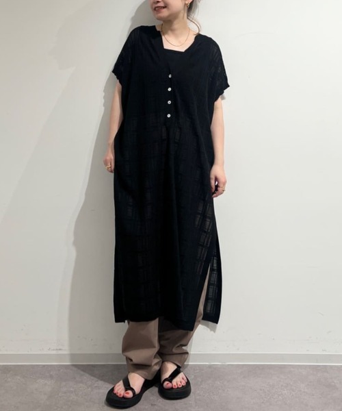 human woman(ヒューマンウーマン)の「◆【ウォッシャブル】【WEB・一部店舗限定】シアーチェックニットワンピース(ワンピース・レディース・ブラック/ブルー・MEDIUM)」の2枚目の写真