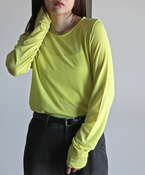 COURO(コウロ)の「袖シャーリング梨地シアートップス(Tシャツ/カットソー・レディース・オフホワイト/ライトブルー/ブラック/イエロー・M)」の4枚目の写真