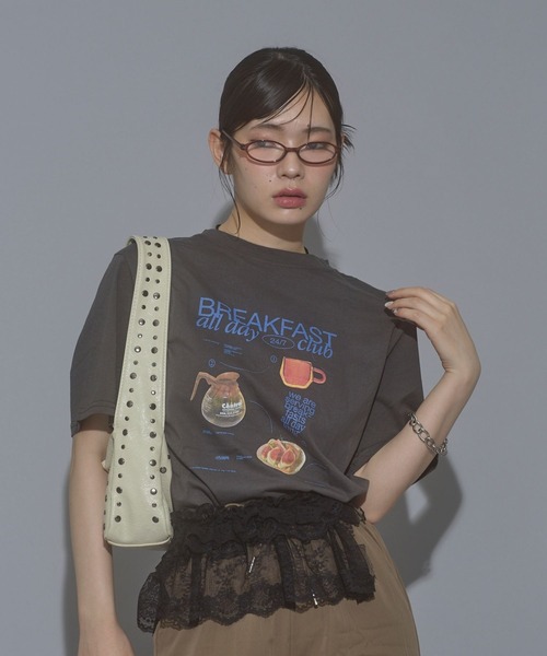 Nu(ニュー)の「【Nu】BREAKFAST Tシャツ(Tシャツ/カットソー・レディース・オフホワイト/チャコールグレー・M)」の1枚目の写真
