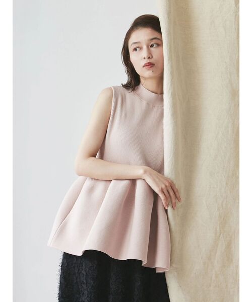 TONAL（トーナル）の「ハイネックペプラムニット（ニット/セーター・レディース・ブラック/ベビーピンク/オフホワイト/グレー・MEDIUM）」の4枚目の写真