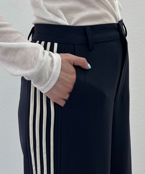 SHENERY（シーナリー）の「《みんなの欲しいが詰まった》サイドラインパンツ（その他パンツ・レディース・オフホワイト/ネイビー・40/38/36）」の5枚目の写真